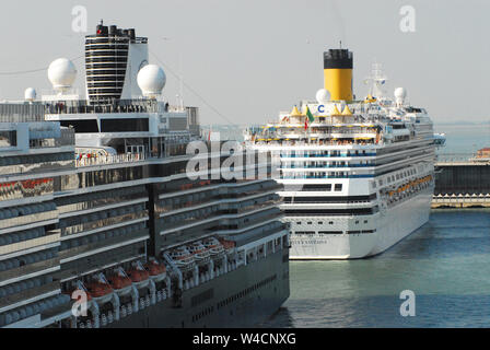 Tausende von Touristen aus riesigen kreuzfahrtschiffe wie diese in Venedig Hafen bringen Kunden zu unternehmen. Aber, Sie fügen die Überbelegung. Stockfoto