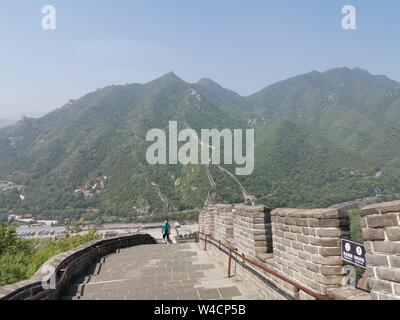 (190722) - Peking, 22. Juli 2019 (Xinhua) - Foto mit einem Handy aufgenommen zeigt eine junge besuchen Juyongguan Abschnitt der Großen Mauer in Peking, die Hauptstadt von China, 21. Juli 2019. (Xinhua / Ju Huanzong) Stockfoto