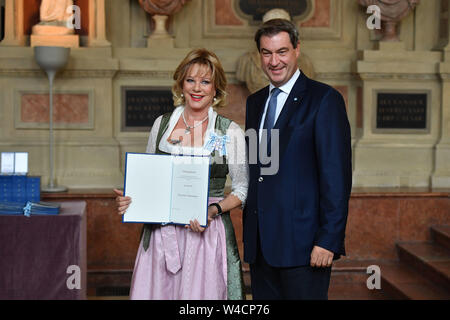 Lisa Fitz, Markus Soeder (der bayerische Ministerpraesident und CSU-Vorsitzende). Präsentation des Bayerischen Verdienstordens im Antiquarium der Residenz München am 22.07.2019, | Verwendung weltweit Stockfoto