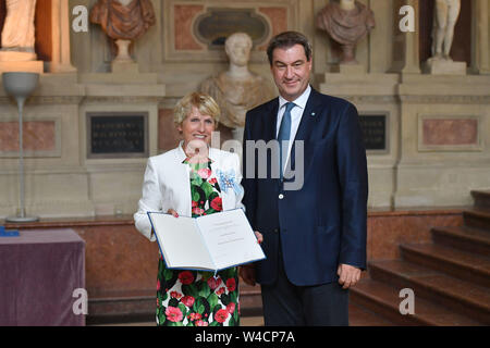 Katrina WUEST, Markus Soeder (Der bayrische Ministerpraesident und CSU-Vorsitzende). Präsentation des Bayerischen Verdienstordens im Antiquarium der Residenz München am 22.07.2019, | Verwendung weltweit Stockfoto