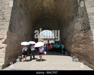 (190722) - Peking, 22. Juli 2019 (Xinhua) - Foto mit einem Handy aufgenommen zeigt Menschen, die in Juyongguan Abschnitt der Großen Mauer in Peking, die Hauptstadt von China, 21. Juli 2019. (Xinhua / Ju Huanzong) Stockfoto