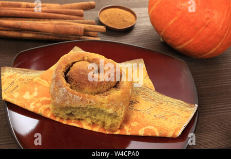 Kürbis Dessert - süße Hefe Rolle mit Gewürzen Stockfoto
