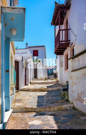 Eine Straße in der Stadt Skopelos, Nördliche Sporaden Griechenland. Stockfoto