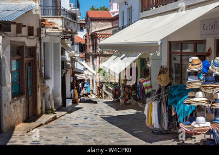 Geschäfte im Zentrum der Stadt Skopelos, Nördliche Sporaden Griechenland. Stockfoto