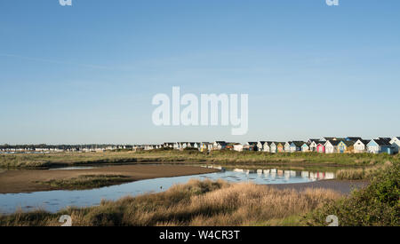 Umkleidekabinen am Strand von MUDEFORD UK Stockfoto