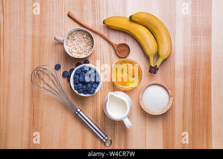 Zutaten für blueberry muffins Vorbereitung auf Holztisch, Ansicht von oben. Backvorgang. Stockfoto