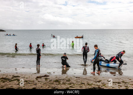 Fountainstown, Cork, Irland. 22. Juli, 2019. Eine Gruppe junger Menschen, die an einer Sommer Camp lernen, wie Kajak unter den wachsamen Augen der Ausbilder Paddy Quinlan, an der Funkytown Adventure Center in Fountainstown, Co Cork, Irland. Kredit; David Creedon/Alamy leben Nachrichten Stockfoto