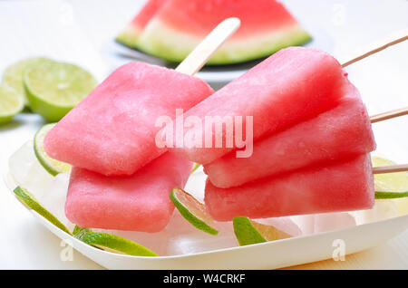 Eis am Stiel aus gefrorenen Wassermelone auf weiße Platte Stockfoto