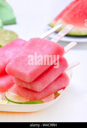 Eis am Stiel aus gefrorenen Wassermelone auf weißen Tisch Stockfoto