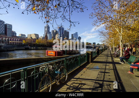 Promenade für Käufer in Southbank Yarra River Side in die Stadt Melbourne CBD, Australien Stockfoto