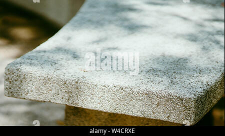 Steinbank mit Pebble Waschen im Freien Park bedeckt. Stockfoto