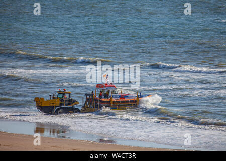 Egmond aan Zee, Niederlande - 22 Juli 2019: Mitglieder der niederländischen Küstenwache lauch ein rettungsboot an der Nordsee für einen Rettungsplan bohren Stockfoto