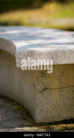 Steinbank mit Pebble Waschen im Freien Park bedeckt. Stockfoto