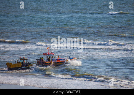 Egmond aan Zee, Niederlande - 22 Juli 2019: Mitglieder der niederländischen Küstenwache lauch ein rettungsboot an der Nordsee für einen Rettungsplan bohren Stockfoto