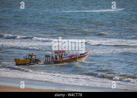 Egmond aan Zee, Niederlande - 22 Juli 2019: Mitglieder der niederländischen Küstenwache lauch ein rettungsboot an der Nordsee für einen Rettungsplan bohren Stockfoto