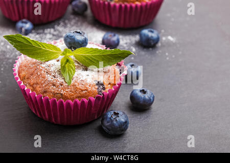 Leckere blueberry muffins in Pulverform mit Puderzucker close-up Stockfoto