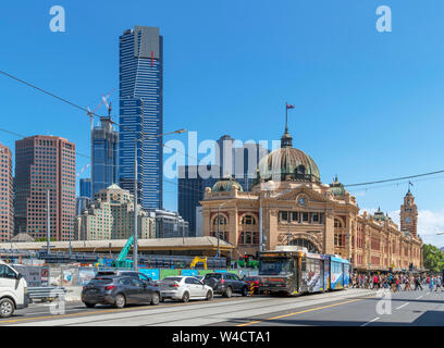 Flinders St in Richtung Flinders Street Station mit Skyline von Southbank hinter, Central Business District (CBD), Melbourne, Victoria, Australien Stockfoto