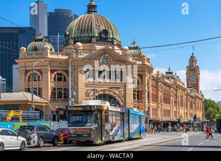 Mit der Straßenbahn vor der Flinders Street Station mit Wolkenkratzern von Southbank hinter, Central Business District (CBD), Melbourne, Victoria, Australien Stockfoto