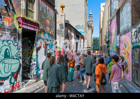 Touristen anzeigen Street Art auf Hosier Lane im Central Business District, Melbourne, Victoria, Australien Stockfoto