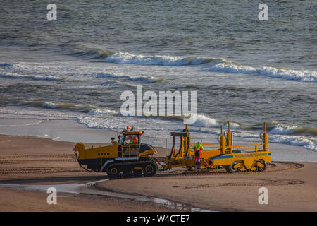 Egmond aan Zee, Niederlande - 22 Juli 2019: Mitglieder der niederländischen Küstenwache vorbereiten das Schleppen von einem Rettungsboot aus der Nordsee auf einem Caterpillar Stockfoto
