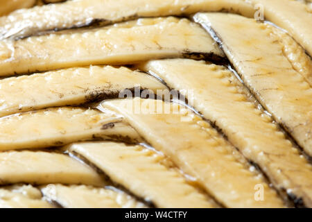 Hintergrund Der anchovisfilets in Öl im Fischgrätenmuster angeordnet. Nahaufnahme. Stockfoto