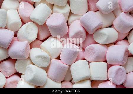 Hintergrund der rosafarbenen und weißen mini Marshmallows von oben. Stockfoto