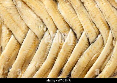 Hintergrund Der anchovisfilets in Öl im Fischgrätenmuster von oben angeordnet. Nahaufnahme. Stockfoto