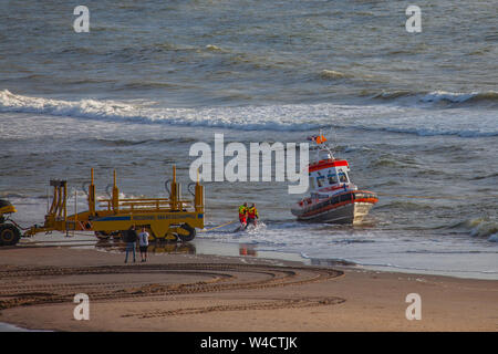 Egmond aan Zee, Niederlande - 22 Juli 2019: Mitglieder der niederländischen Küstenwache Haul ein rettungsboot der Nordsee auf einer Raupe nach einer Rettung dri Stockfoto