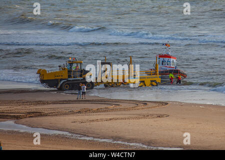 Egmond aan Zee, Niederlande - 22 Juli 2019: Mitglieder der niederländischen Küstenwache Haul ein rettungsboot der Nordsee auf einer Raupe nach einer Rettung dri Stockfoto