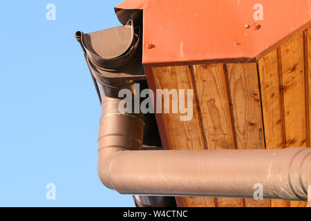 Regenrinne am Haus mit blauen Himmel im Hintergrund Stockfoto