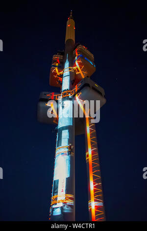 Öffentliche Video-Mapping-Projektion auf dem Prager Zizkov-Turm markieren die 50 Jahrestag der ersten Landung der Menschen auf dem Mond durch Kopieren Der Start des Zugriffspunkts Stockfoto