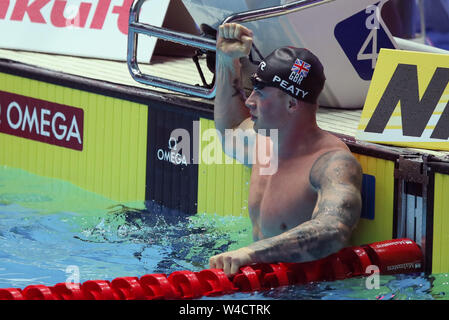 Gwangju, Südkorea. 22. Juli 2019. Goldmedaillenträger Adam Torfigen von Großbritannien feiert nach den Herren 100 m Brust Finale bei der Gwangju 2019 FINA Weltmeisterschaft in Gwangju, Südkorea, 22. Juli 2019. (Xinhua / Bai Xuefei) Stockfoto