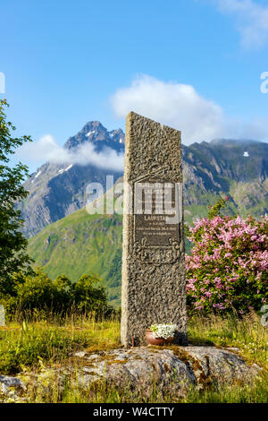 Memorial außerhalb Sildpollnes Kapelle am Ufer des Austnesfjord Sildpollen, Austvågøy, Lofoten, Nordland, Norwegen, Skandinavien. Stockfoto