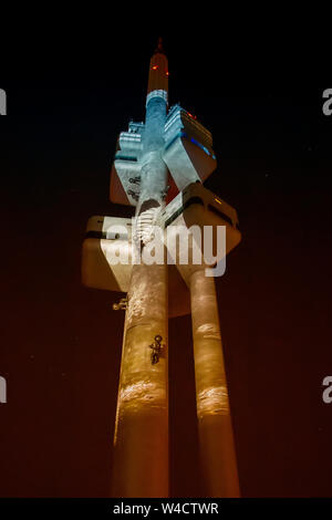 Öffentliche Video-Mapping-Projektion auf dem Prager Zizkov-Turm markieren die 50 Jahrestag der ersten Landung der Menschen auf dem Mond durch Kopieren Der Start des Zugriffspunkts Stockfoto