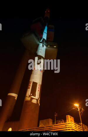 Öffentliche Video-Mapping-Projektion auf dem Prager Zizkov-Turm markieren die 50 Jahrestag der ersten Landung der Menschen auf dem Mond durch Kopieren Der Start des Zugriffspunkts Stockfoto