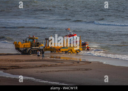 Egmond aan Zee, Niederlande - 22 Juli 2019: Mitglieder der niederländischen Küstenwache Haul ein rettungsboot der Nordsee auf einer Raupe nach einer Rettung dri Stockfoto