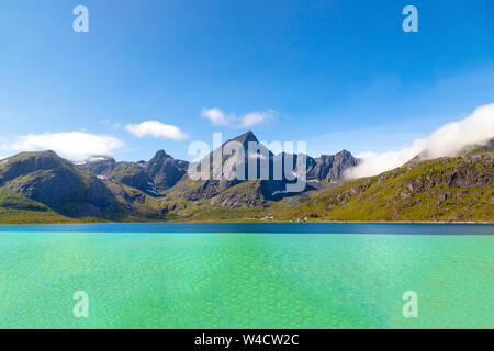 Malerischer Blick auf Fjord mit kristallklarem, türkisfarbenem Meerwasser auf Flakstadøya, Flakstad, Nordland, Lofoten, Norwegen, Skandinavien. Stockfoto