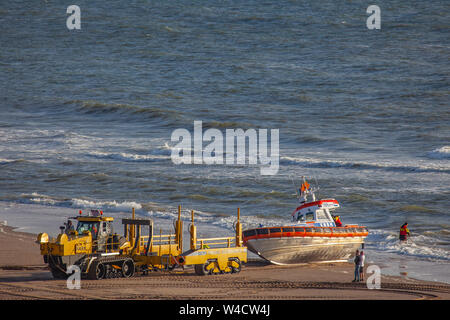 Egmond aan Zee, Niederlande - 22 Juli 2019: Mitglieder der niederländischen Küstenwache Haul ein rettungsboot der Nordsee auf einer Raupe nach einer Rettung dri Stockfoto