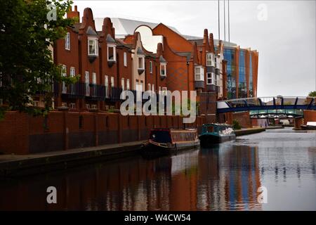 Birmingham England Blick auf den Kanal angelegten schmalen Boote, Brücken über dem Wasser, traditionelle britische Häuser Stockfoto