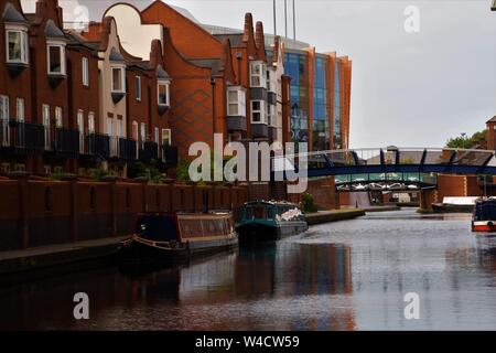 Birmingham England Blick auf den Kanal angelegten schmalen Boote, Brücken über dem Wasser, traditionelle britische Häuser Stockfoto