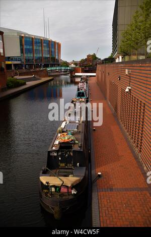 Birmingham England Blick auf den Kanal angelegten schmalen Boote, Brücken über dem Wasser, traditionelle britische Häuser Stockfoto