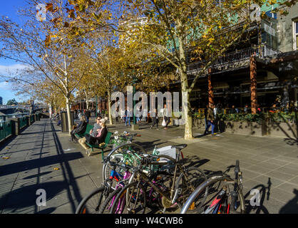 Promenade für Käufer in Southbank Yarra River Side in die Stadt Melbourne CBD, Australien Stockfoto