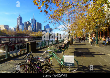 Promenade für Käufer in Southbank Yarra River Side in die Stadt Melbourne CBD, Australien Stockfoto