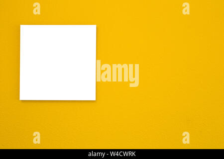 Weiße Leinwand Rahmen auf gelbe Wand Textur Hintergrund. Platz für Text, modernes Retro-Design Stockfoto