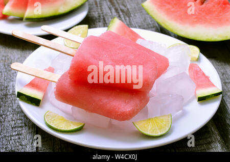 Eis am Stiel aus gefrorenen Wassermelone auf hölzernen Tisch Stockfoto