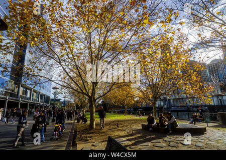 Promenade für Käufer in Southbank Yarra River Side in die Stadt Melbourne CBD, Australien Stockfoto