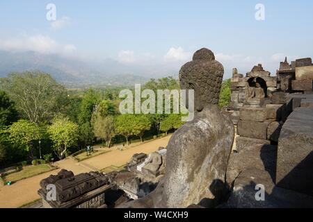 Buddha Statue und schönen Blick vom Tempel Borobudur in Java, Indonesien. Stockfoto