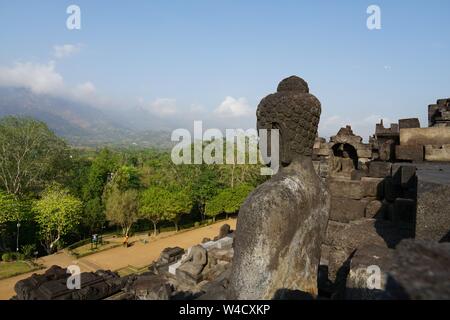 Buddha Statue und schönen Blick vom Tempel Borobudur in Java, Indonesien. Stockfoto