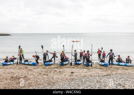 Fountainstown, Cork, Irland. 22. Juli, 2019. Eine Gruppe junger Menschen, die an einer Sommer Camp lernen, wie Kajak unter den wachsamen Augen der Ausbilder Paddy Quinlan, an der Funkytown Adventure Center in Fountainstown, Co Cork, Irland. Kredit; David Creedon/Alamy leben Nachrichten Stockfoto