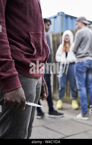 Nahaufnahme von Teenager in städtischen Schleifring Holding Messer Stockfoto